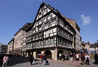 Français : Ancienne pharmacie du Cerf, à présent relais culturel municipal