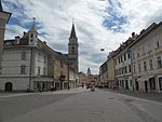 Huvudtorget i Kranjs gamla stad domineras av den gotiska domkyrkan St. Canzian från 1300-talet och rådhuset från 1500-talet.