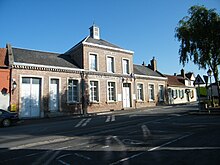 Ang Town Hall ug School sa La Chaussée