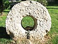 Piedra de molino en el Parque del Bosque