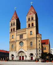 Catedral de San Miguel de Qingdao, Qingdao, China, (1931-1934) en estilo neorrománico alemán