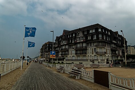 Das Logo der Stadt, hier auf Fahnen an der Promenade