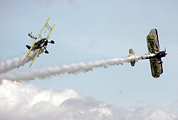 Аэробатика британской группы «Бабочки» на самолётах Boeing Stearman.