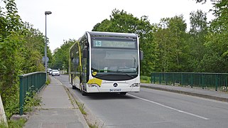 Bus (ancienne livrée Ametis) de la ligne 13, arrivant à l'arrêt Latapie, à Cagny.