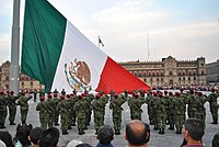 Militares mexicanos honrando a bandeira do país.