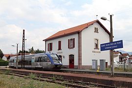 Départ d'un X 73500 en gare de St-Jean-Pied-de-Port (août 2013).