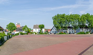 Ehem. Marktplatz (heute Standort eines REWE-Marktes) mit dem Förderturm Schacht 1