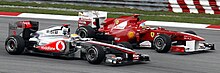 Photo de Fernando Alonso en lutte avec Lewis Hamilton au Grand Prix de Malaisie 2011