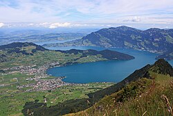 Nidwalden sijaitsee Vierwaldstätterseen etelärannalla, vasemmalla Buochs ja Ennetbürgen.