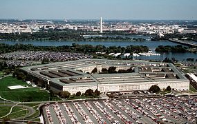 Vista sud-ovest (1998) con il fiume Potomac e il monumento a Washington sullo sfondo.