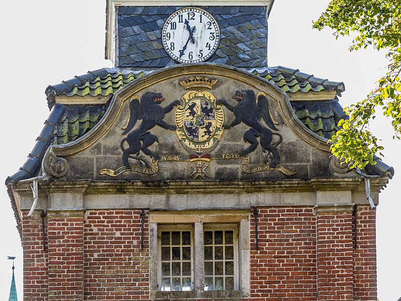 File:Wappen und Uhr am Torturm des Schlosses Lütetsburg (2014).jpg