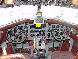 Cockpit du DC-3 N34, qui était utilisé par la FAA pour effectuer des contrôles d'instrumentation d'aide à la navigation. Il a été préservé dans son état pour raisons historiques et se promène parmi les nombreux meetings aux États-Unis. Cette photo a été prise à Reno (Nevada) en 2005.