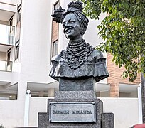 Busto de Carmen Miranda, exposto no bairro.