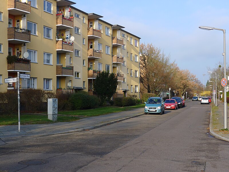 File:Barmbeker Weg (Berlin-Staaken).JPG