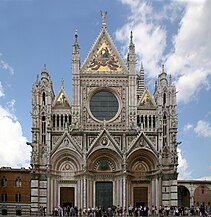 La fachada policromada de la catedral de Siena, Italia, tiene elementos bizantinos, románicos y góticos.