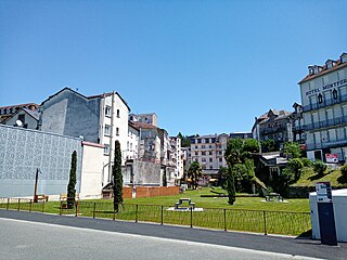 Nouvel espace vert créé au début de l'année 2020. Il est situé sur la gauche du pont Saint-Michel, derrière un hôtel restaurant