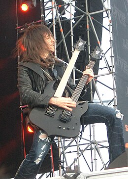 Bumblefoot tampil bersama Guns N' Roses di Helsinki, Finland pada 5 Juni, 2010.