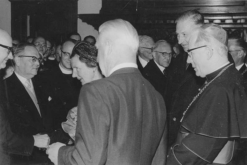 File:Koningin Juliana - op bezoek in Nijmegen - in gesprek met prof.dr. Rogier, rechts kardinaal Alfrink. F51117.jpeg