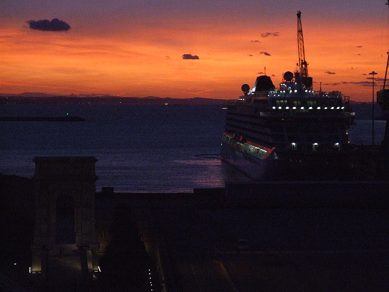 File:Arco di Traiano - Ancona 37.jpg