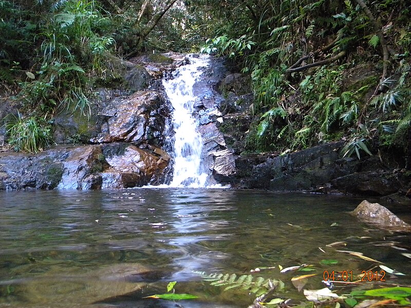 File:Cachoeira próximo ao Morro Anhangava - panoramio (2).jpg