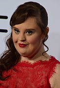 Jamie Brewer interprète Nan