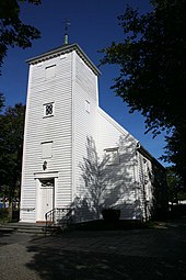 Foto einer weißgestrichenen Holzkirche