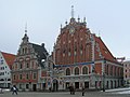 English: Town Hall Square and House of the Blackheads Guild Deutsch: Rathausplatz und Schwarzhäupterhaus .