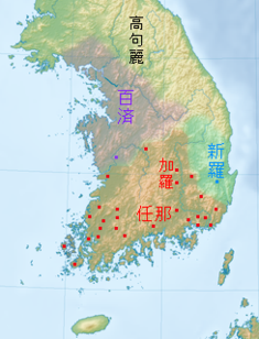 三国時代の朝鮮半島 左は韓国の教科書で一般的な範囲（375年頃）、右は日本の教科書で一般的な範囲（4～5世紀半ば）。半島西南部の解釈には諸説がある。