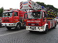 Vehículos del Servicio Contraincendios Italiano con un vehículo Astra a la izquierda y un Magirus con escalera desplegable, Desfile de las fuerzas armadas en Roma, 2 de junio de 2006.