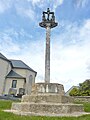 Saint-Méen : le calvaire du cimetière (XVIe siècle) et sa plaque commémorant la mission de 1880