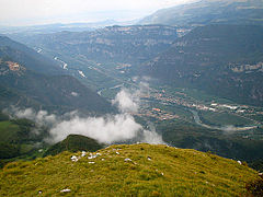 Il percorso in Vallagarina visto dal Corno d'Aquilio; sullo sfondo il Garda