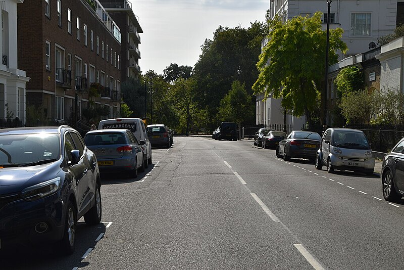 File:Clarendon Place - geograph.org.uk - 6905298.jpg