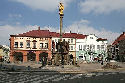 Place centrale : colonne mariale.