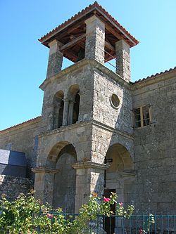 Torre d'a ilesia de Sant Miguel de Rosende de Sober, con elements romanicos