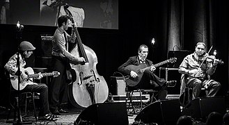 Angelo Debarre Quartet på Cosmopolite i Oslo, 2016. Fra venstre: Sønnen Ranji Debarre gitar, William Brunard bass, Angelo Debarre og Marius Apostol fiolin. Foto: Tore Sætre (2016)