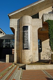 Colonne portant le logo du Musée L.