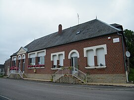 The town hall and school in Curlu