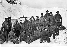 Photographie de groupe des hommes sur l'île de l'Éléphant.