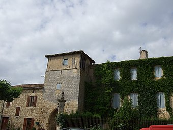 La tour-porte est associée à la commanderie.