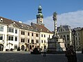 Hauptplatz von Sopron mit der Dreifaltigkeitssäule im Vordergrund, dahinter der Feuerturm