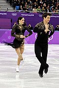 Twizzle z nogą wolną trzymaną blisko nogi łyżwiarskiej (Tessa Virtue / Scott Moir)