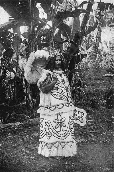 File:Marquesan chiefess in tapa garments with tapa parasol.jpg