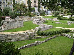 Massalian kaupunginmuurien ja sataman jäänteitä nykyisen Marseillen Jardin des Vestiges -puistossa.