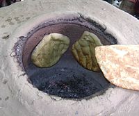 Nâns cuit dans un tandoor.