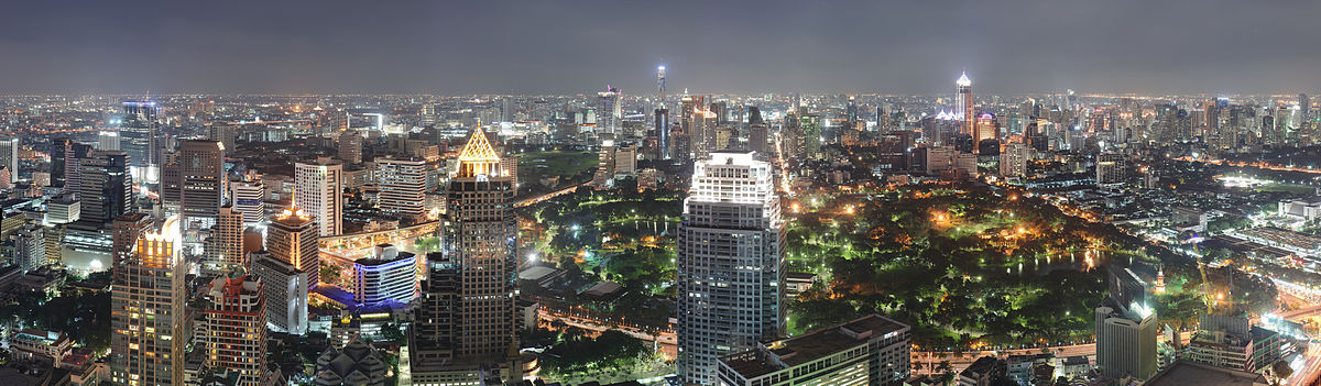 Panoramoj de bankokaj Rajprasong, Ĉidlom kaj Suĥumvit nokte kun Parko Lumfini meze vidata el Sathorn-Silom CBD.