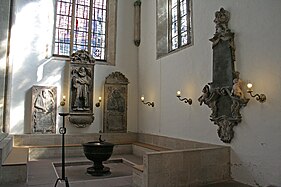 Taufbecken (1468), Deckel von Ulrich Henn (1964), Epitaphe aus dem 16. und 17. Jahrhundert