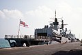 HMS London (F95) donde se puede apreciar su hangar y cubierta de vuelo