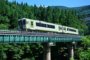 花輪線を走行するキハ110系気動車 （2021年7月 湯瀬温泉駅 - 八幡平駅間）