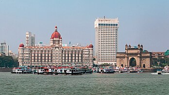 Les hôtels Taj Mahal Palace et Taj Mahal Tower et la Porte de l'Inde, à Bombay. (définition réelle 5 515 × 3 102)