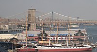 Wavertree, dahinter Peking im South Street Seaport Museum, New York